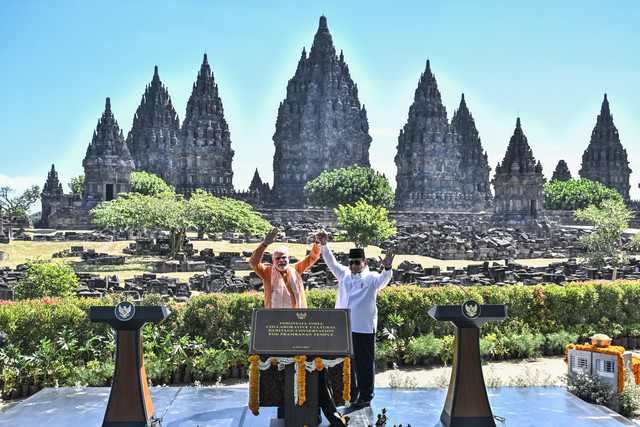 Presiden Prabowo Subianto (kanan) berfoto bersama Perdana Menteri (PM) India Narendra Modi (kiri) usai meresmikan kerja sama konservasi dan restorasi warisan budaya di Candi Prambanan, Sleman, DI Yogyakarta, Rabu (8/7/2026). Foto: Bayu Pratama S/ANTARA FOTO
