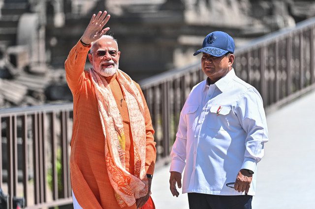 Presiden Prabowo Subianto (kanan) mendampingi Perdana Menteri (PM) India Narendra Modi (kiri) saat mengunjungi Candi Prambanan di Sleman, DI Yogyakarta, Rabu (8/7/2026). Foto: Bayu Pratama S/ANTARA FOTO
