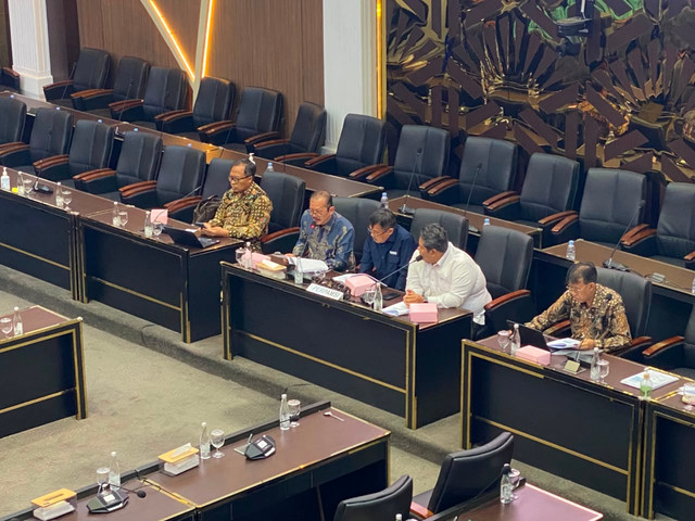 RDPU Badan Legislasi DPR RI dengan Persatuan Perusahaan Air Minum Seluruh Indonesia (PERPAMSI) dan Asosiasi Perusahaan Air Minum dan Sanitasi Indonesia (APPAMSI) di Kompleks Parlemen, Senayan, Jakarta, Rabu (8/7). Foto: Aditya Nugraha/kumparan