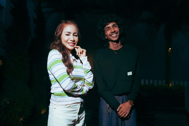 Momo isyaratkan comeback lewat proyek duet bareng Enau. Foto: Instagram/ @therealmomogeisha