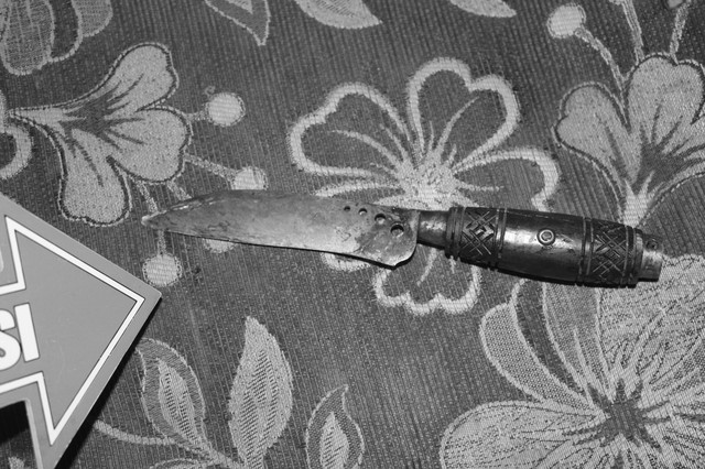 Barang bukti pembacokan yang dilakukan pria bernama Hosnan (25) terhadap istrinya sendiri, Aswati (26), di rumahnya di Desa Sumber Salam, Kecamatan Tenggarang, Kabupaten Bondowoso. Foto: Dok. Polres Bondowoso