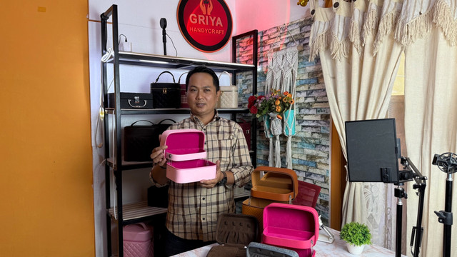 Slamet Riyadi pemilik usaha Griya Handycraft yang memproduksi kotak make up dan kotak perhiasan. Foto: Pandangan Jogja/Danang BK