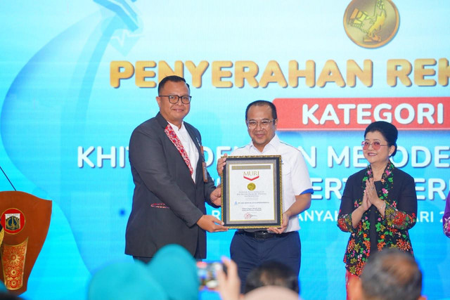 PAM JAYA dan TP PKK DKI Jakarta tutup rangkaian khitanan massal dalam rangka HUT ke-499 DKI Jakarta dengan raih rekor MURI, Rabu (8/7/2026). Foto: Dok. PAM JAYA