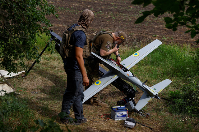 Para anggota Resimen Sistem Tak Berawak ke-422 'Luftwaffe' dari Angkatan Bersenjata Ukraina, mempersiapkan drone serang RAM-2X di Ukraina Selatan, pada tanggal yang dirahasiakan, 2026. Foto: Valentyn Ogirenko/REUTERS
