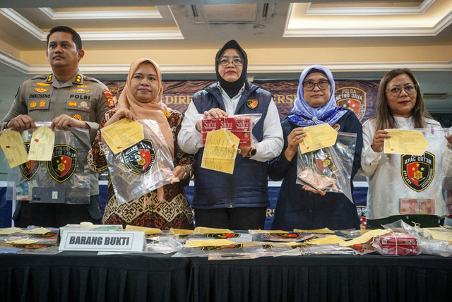 Konferensi pers terkait pengungkapan kasus dugaan TPPO dan eksploitasi seksual terhadap sejumlah anak perempuan di kawasan Cibitung, Kabupaten Bekasi, dan Jakarta Barat di Gedung Ditreskrimum Polda Metro Jaya, Jakarta, Rabu (8/7/2026). Foto: Iqbal Firdaus/kumparan