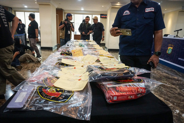 Barang bukti terkait pengungkapan kasus dugaan TPPO dan eksploitasi seksual terhadap sejumlah anak perempuan di kawasan Cibitung, Kabupaten Bekasi, dan Jakarta Barat di Gedung Ditreskrimum Polda Metro Jaya, Jakarta, Rabu (8/7/2026). Foto: Iqbal Firdaus/kumparan