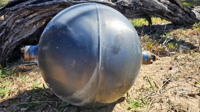 Bola misterius yang ditemukan di kawasan Forrest Beach, Townsville, Queensland, Australia. Foto: Queensland Fire Department