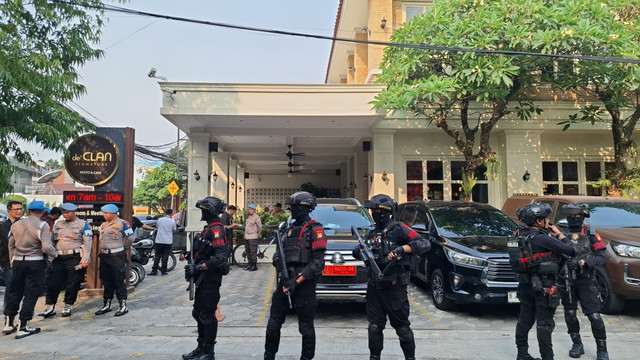 Sejumlah anggota Brimob berjaga saat penggeledahan di sebuah Cafe oleh Bareskrim Polri di kawasan Cipete, Jakarta Selatan. Foto: Dok. Istimewa