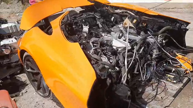 Mobil McLaren 720 S yang ditumpangi konten kreator YouTuber game, Andra ST dan Robby Pantjaro, berpelat nomor B 331 mengalami kecelakaan tunggal menabrak tiang. Foto: Dok. kumparan
