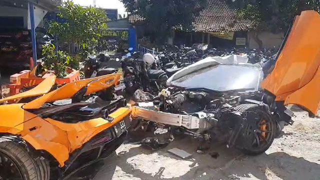 Mobil McLaren 720 S yang ditumpangi  konten kreator YouTuber game, Andra ST dan Robby Pantjaro, berpelat nomor B 331 mengalami kecelakaan tunggal menabrak tiang. Foto: Dok. kumparan