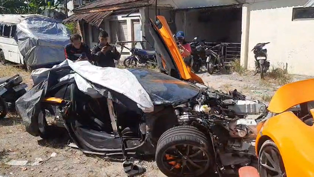 Mobil McLaren 720 S yang ditumpangi konten kreator YouTuber game, Andra ST dan Robby Pantjaro, berpelat nomor B 331 mengalami kecelakaan tunggal menabrak tiang. Foto: Dok. kumparan