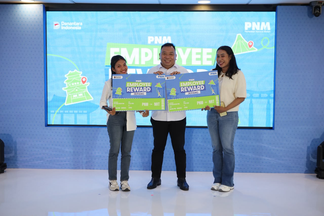 Rodrina, Account Officer PNM di wilayah Jayapura, Sorong, dan Merauke (kiri) menerima hadiah ke Jepang melalui program PNM Employee Award. Foto: Dok. PNM