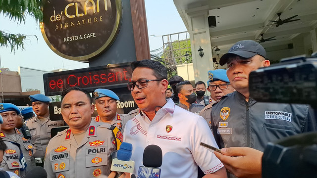 Direskrimsus Kombes Kombes Pol Victor Dean Mackbon di lokasi penggeledahan di Kawasan Cipete, Jakarta Selatan. Foto: Dok. Istimewa