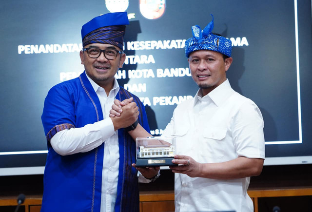 Pemkot Pekanbaru dan Pemkot Bandung teken MoU kolaborasi strategis, termasuk dorong pembukaan kembali rute penerbangan langsung, Rabu (8/7/2026). Foto: Dok. Diskominfo Pekanbaru