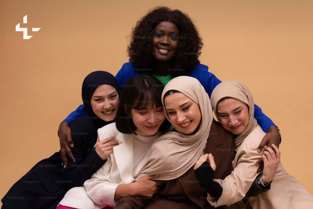 Visual tersebut menggambarkan pentingnya persatuan dan toleransi di tengah keberagaman masyarakat.SUMBER FOTO: Mesut Çiçen / Unsplash