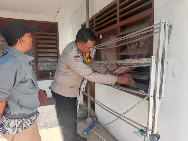 Bhabinkamtibmas Kelurahan Kejaksan, Aipda Pendy saat di rumah kontrakan menunjukkan kedua anak yang terkunci itu selalu membuka jendela saat ada warga lewat. (8/7/2026). Foto: kumparan