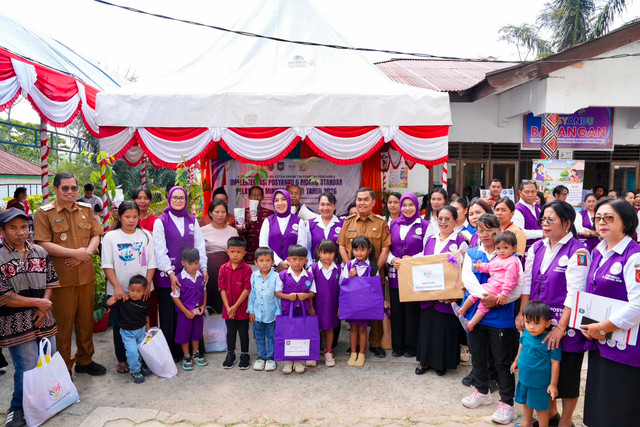 Ketum Tim Pembina Posyandu Tri Tito saat Kunker Implementasi Posyandu 6 Bidang Standar Pelayanan Minimal (SPM) Tahun 2026 di Posyandu Babangan Lembang Lea, Tana Toraja, Sulawesi Selatan, Senin (6/7/2026). Foto: Kemendagri RI
