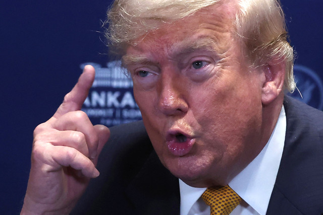 Presiden AS Donald Trump memberi isyarat saat bertemu dengan Sekretaris Jenderal NATO di sela-sela KTT NATO di Ankara, pada 8 Juli 2026. Foto: Filip Singer / POOL / AFP
