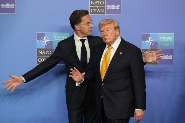Sekretaris Jenderal NATO Mark Rutte (kiri) menyapa Presiden AS Donald Trump selama KTT NATO di Ankara, pada 8 Juli 2026. Foto: Ludovic MARIN / POOL / AFP