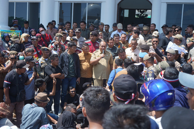 Ratusan warga gelar aksi unjuk rasa di Kantor Bupati Asahan untuk menuntut perbaikan jalan rusak, Senin (6/7). Foto: Dok. Istimewa