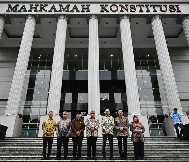 Ketua MPR Ahmad Muzani bersama Wakil Ketua MPR Edhie Baskoro Yudhoyono, Rusdi Kirana, Hidayat Nur Wahid, Sekjen MPR Siti Fauziah, Sekjen MK Heru Setiawan dan Deputi Administrasi Setjen MPR Heri Herawan di Gedung MK, Jakarta, Rabu (8/7/2026). Foto: Fauzan/ANTARA FOTO