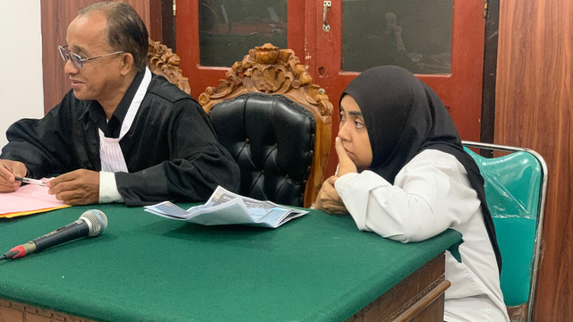 Terdakwa Murnita Triwidyaning saat menjalani sidang pemeriksaan saksi di Ruang Garuda 2 Pengadilan Negeri (PN) Surabaya, Rabu (8/7/2026). Foto: Farusma Okta Verdian/kumparan