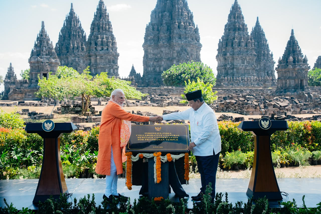 Presiden Indonesia Prabowo Subianto (kanan) dan Perdana Menteri India, Narendra Modi (kiri) pada peresmian kolaborasi penguatan konservasi pariwisata budaya di Candi Prambanan, Yogyakarta pada Rabu (08/07). Foto: Dok. BPMI, InJourney
