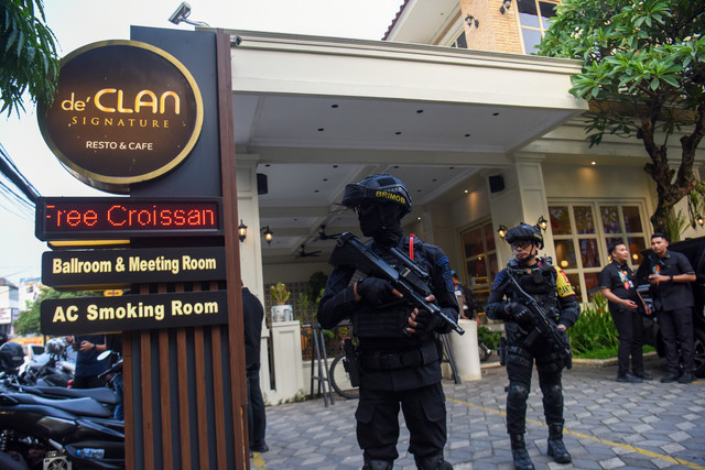 Personel Brimob berjaga di depan salah satu kafe saat berlangsungnya penggeledahan di kawasan Cipete, Jakarta, Rabu (8/7/2026). Foto: Indrianto Eko Suwarso/ANTARA FOTO