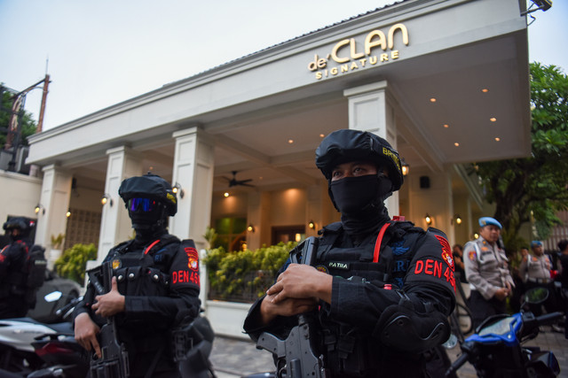 Personel Brimob berjaga di depan salah satu kafe saat berlangsungnya penggeledahan di kawasan Cipete, Jakarta, Rabu (8/7/2026). Foto: Indrianto Eko Suwarso/ANTARA FOTO