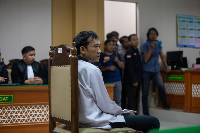 Terdakwa kasus pembunuhan satu keluarga, Ririn Rifanto  menjalani sidang pembacaan putusan di Pengadilan Negeri Indramayu, Jawa Barat, Rabu (8/7/2026). Foto: Dedi Suwidiantoro/ANTARA FOTO