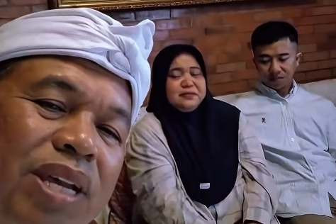 Gubernur Jawa Barat Dedi Mulyadi menerima orang tua korban penganiayaan. Foto: Instagram @dedimulyadi71
