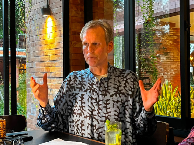 Duta Besar Belanda untuk Tahta Suci sekaligus Utusan Khusus untuk Kebebasan Beragama dan Keyakinan, Paul Bekkers saat memberi keterangan pers di kawasan Kuningan, Jakarta Selatan, Rabu (8/7/2026). Foto: Firda Brillianti/kumparan
