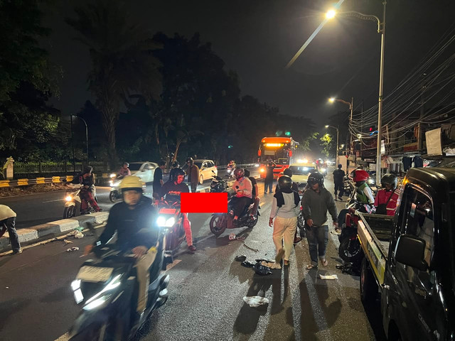 Kecelakaan di Pasar Minggu: Pemotor bonceng 3 tabrak kurir. Foto: Rizki Gaga/kumparan