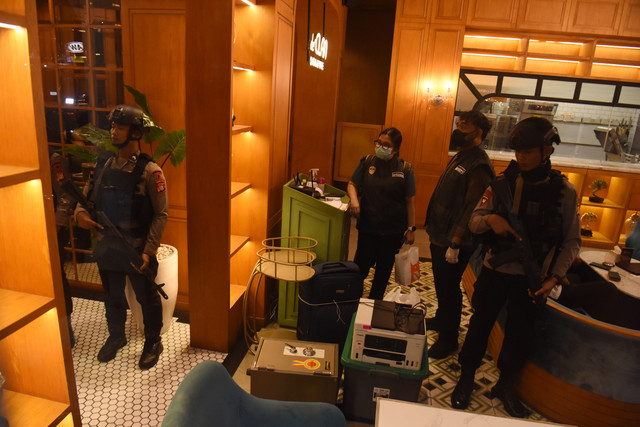 Tim gabungan Polri berada di dekat barang bukti usai menggeledah salah satu kafe di kawasan Cipete, Jakarta, Rabu (8/7/2026). Foto: Indrianto Eko Suwarso/ANTARA FOTO