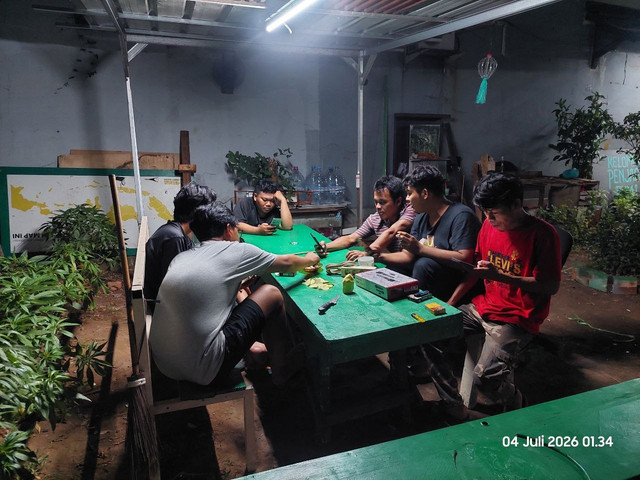 Ilustrasi Sekelompok pemuda yang sedang asyik bercengkrama menatap layar gawai saat berkumpul bersama (Foto: Dokumen Pribadi)