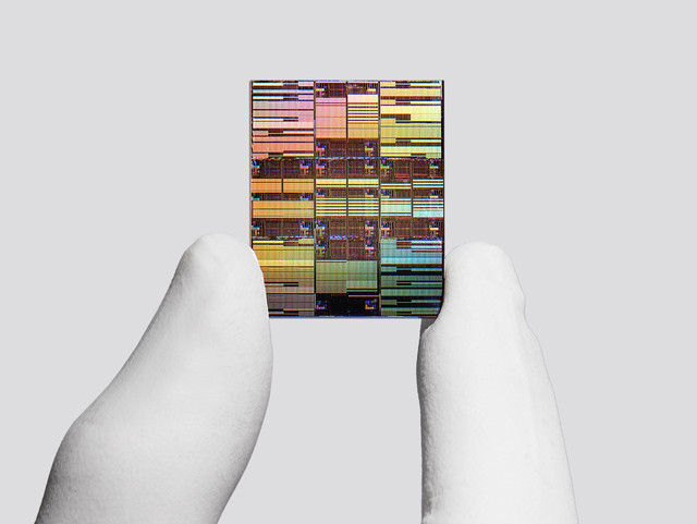Chip berukuran 1 nanometer IBM. Foto: IBM.