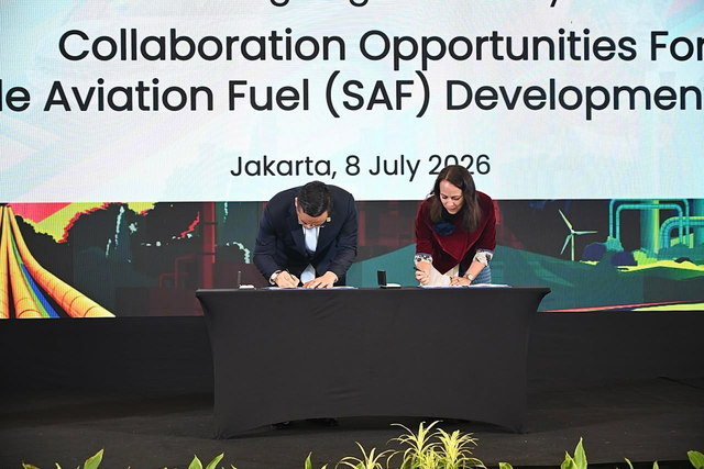 Direktur Utama PT Pertamina (Persero), Simon Aloysius Mantiri (kiri) bersama Managing Director Boeing Indonesia, Indra Duivenvoorde melakukan penandatangan saat acara Penandatanganan Nota Kesepahaman antara PT Pertamina (Persero) dan Boeing yang diselenggarakan Jakarta pada Rabu (8/7/2026). Foto: Dok. Pertamina