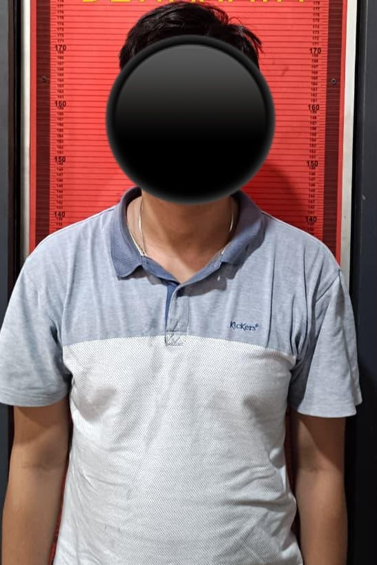 Pelaku dan barang bukti ganjal ATM yang diamankan polisi. Foto: Dok. Istimewa