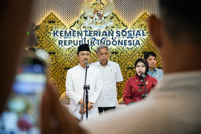 Menteri Sosial Saifullah Yusuf (Gus Ipul) dan Kepala Badan Pusat Statistik (BPS) Amalia Adininggar Widyasanti melakukan koordinasi membahas perubahan desil penerima KIP Kuliah di Kantor Kemensos, Jakarta, Rabu (8/7/2026).
Foto: Kemensos RI