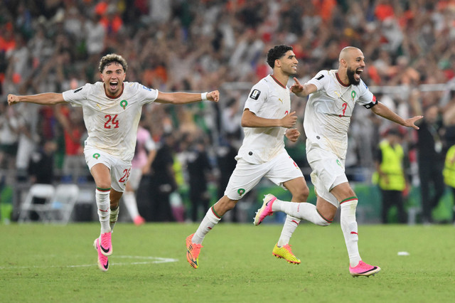 Pemain Maroko Achraf Hakimi (tengah), Neil El Aynaoui (kiri), dan Noussair Mazraoui berselebrasi usai mengalahkan Belanda pada babak 32 besar Piala Dunia 2026 di Stadion Monterrey, Guadalupe, Meksiko, Senin (29/6/2026). Foto: Aditya Pradana Putra/ANTARA FOTO