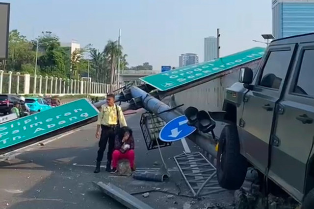 Kendaraan Dinas Pindad Maung mengalami kecelakaan di Tol Dalam Kota arah Slipi, Jakarta Barat, Kamis (9/7/2026). Foto: Dok. Ditlantas Polda Metro Jaya