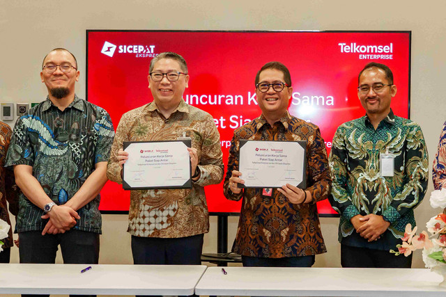 Telkomsel bersama SiCepat Ekspres menghadirkan Paket Siap Antar, solusi konektivitas yang dirancang untuk mendukung operasional kurir dan mitra pengiriman. Paket ini menyediakan kuota internet yang disesuaikan dengan kebutuhan aktivitas pengiriman sehari-hari, mulai dari akses aplikasi operasional, navigasi, hingga komunikasi pelanggan. Kolaborasi ini merupakan wujud sinergi Telkomsel dan SiCepat dalam menghadirkan solusi yang relevan bagi kebutuhan operasional industri logistik. Foto: Telkomsel.