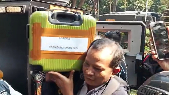 Polisi membawa koper berisi barang bukti kasus Blackout saat tiba di Ditreskrimsus Polda Metro Jaya, Jakarta, Kamis (9/7/2026). Foto: Dok. Istimewa