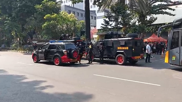 Polisi membawa koper berisi barang bukti kasus Blackout saat tiba di Ditreskrimsus Polda Metro Jaya, Jakarta, Kamis (9/7/2026). Foto: Dok. Istimewa