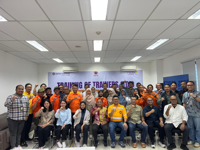 Foto bersama tim United Tractors dengan perwakilan BNPB, BPBD, dan kader KATANA. Foto: dok. Istimewa
