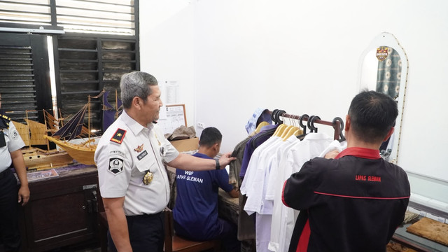 kakanwil ditjenpas diy meninjau produksi batik wastra lapas sleman