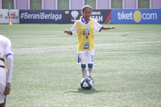 Pemain Arema FC Women U15, Fadilla melakukan pemanasan sebelum menghadapi Mojang Priangan di ajang Hydroplus Soccer League All-Stars 2025/2026 di Supersoccer Arena, Kudus, Jawa Tengah, pada Kamis (9/7/2026). Foto: Vega Ma'arijil Ula/kumparan