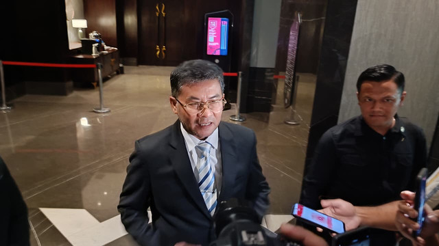 Wakil Gubernur Jawa Barat, Erwan Setiawan, menjawab pertanyaan wartawan usai menghadiri Selangor Internasional Business Summit di Pullman Hotel Bandung, Kamis (9/7). Foto: Abisatya/kumparan