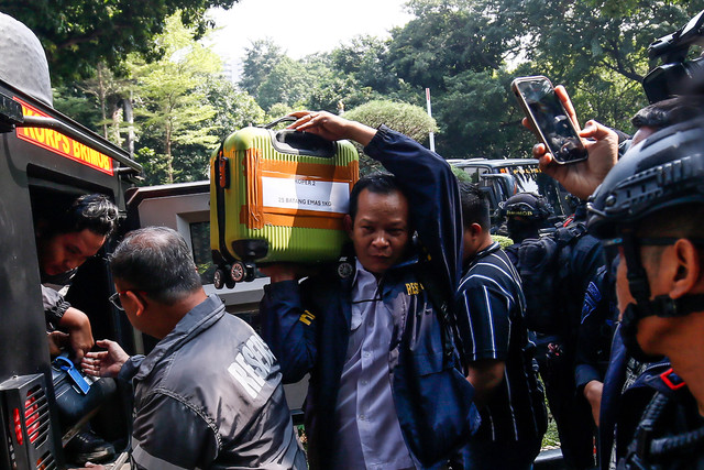 Petugas mengusung barang bukti sitaan dari kendaraan taktis (rantis) setibanya di Direktorat Reserse Kriminal Khusus (Ditreskrimsus) Polda Metro Jaya, Jakarta, Kamis (9/7/2026). Foto: ANTARA FOTO/Asprilla Dwi Adha