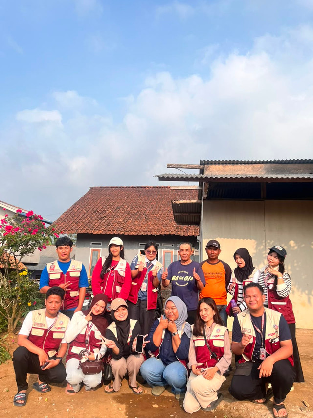KKN Kelompok 5 UPI Sumedang foto bersama Pak Yayan Ruhyana dan Pak Nuryadin (Dok KKN Kelompok 5 UPI Sumedang 2026)